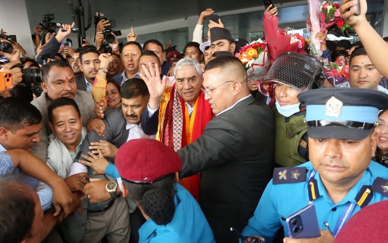 ५ महिनापछि पूर्वप्रधानमन्त्री देउवाकाे स्वदेश फिर्ती (तस्वीरहरू)