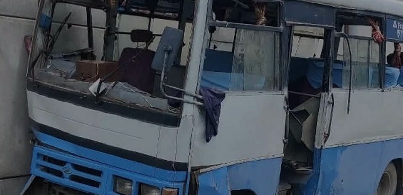 ग्वार्काे ओभरपासकाे भित्तामा बस ठाेक्किँदा महिलाकाे ज्यान गयाे, १८ जना घाइते