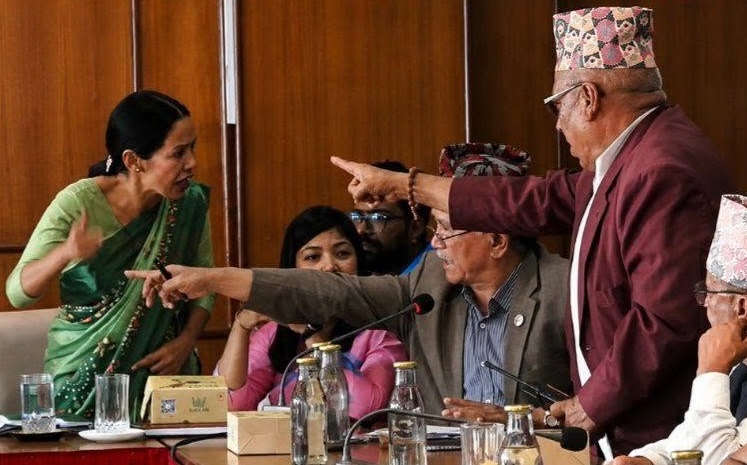 बञ्चरेडाँडाको फोहोर व्यवस्थापन : आशिका तामाङ र जनप्रतिनिधिबीच चर्काचर्की