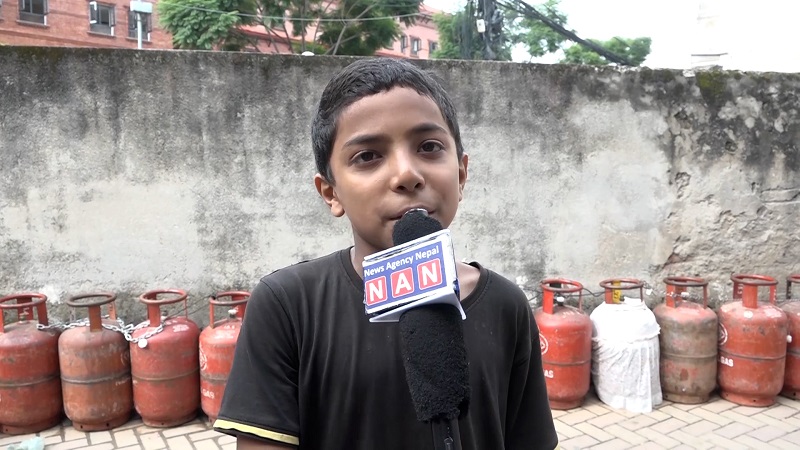 ‘ग्यास किन्न शनिवारदेखि लाइनमा बसेको, मङ्गलवार आउँछ रे’