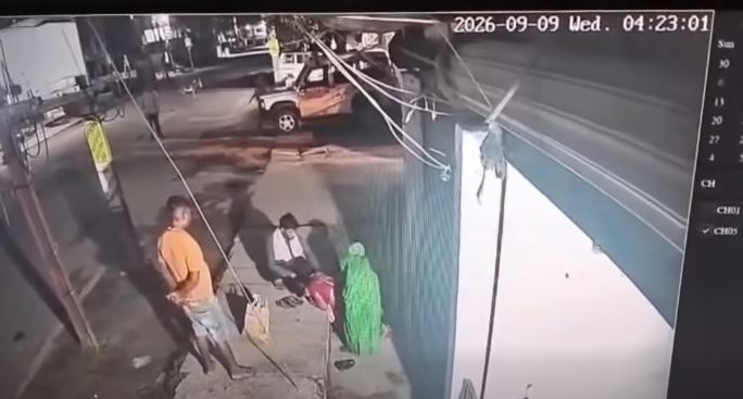 अस्पताल अगाडि सडकपेटीमै बच्चा जन्माउन बाध्य