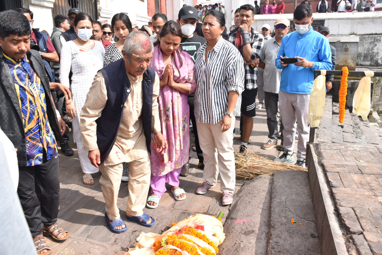 कुशको शव बनाएर पत्रकार थामीको अन्त्येष्टि