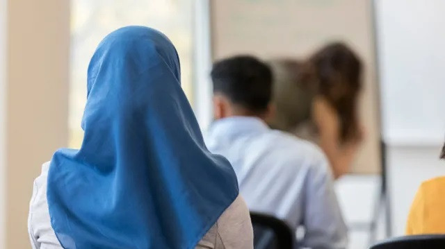 अस्ट्रियामा १४ वर्षमुनिका छात्राका लागि टाउकाे छाेप्ने कपडा लगाउन प्रतिबन्ध