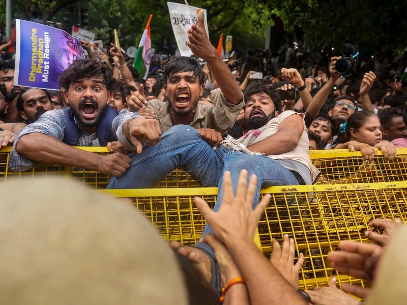 दिल्लीमा कक्रोच आन्दोलन थप चर्कियो, मोदी सरकारमाथि दबाव बढ्दै