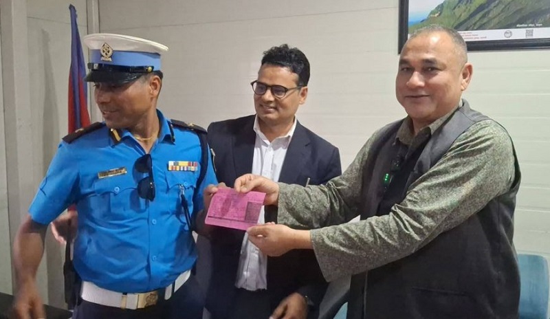ट्राफिक प्रहरीले सुदूरपश्चिमका मुख्यमन्त्रीलाई ५०० रुपैयाँ जरिवाना तिरायाे