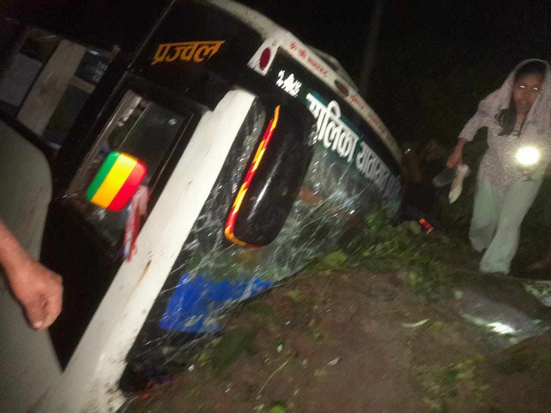 नवलपुरकाे दाउन्नेमा बस पल्टिँदा २९ जना घाइते