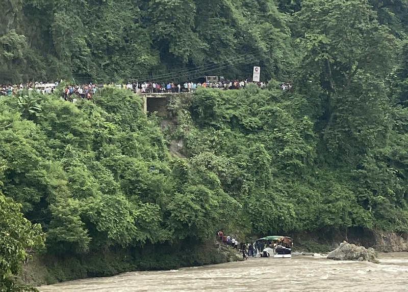 त्रिशूली नदीमा बस खस्दा ६ जनाको ज्यान गयो