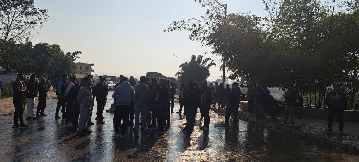 ढुवानीबापतकाे भुक्तानी नपाएकाे भन्दै होङ्सी सिमेन्ट कारखानामा कार्यरत व्यवसायीकाे प्रदर्शन