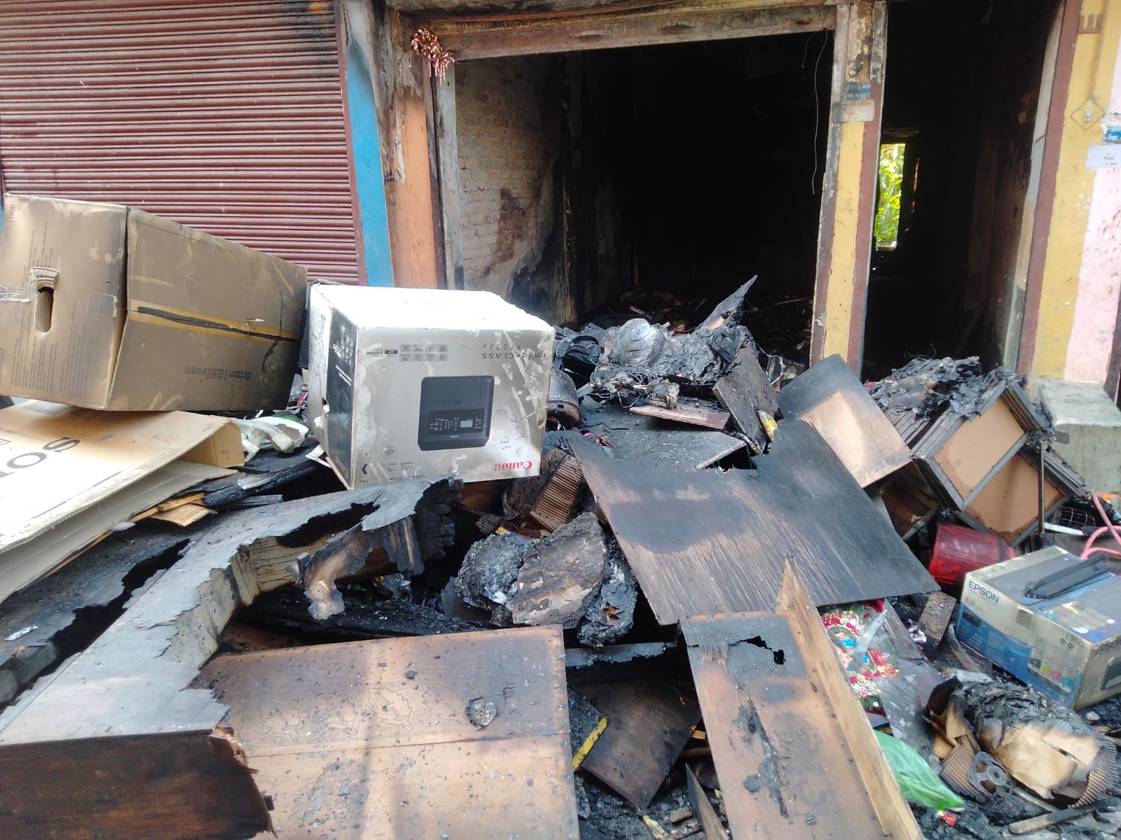 स्याङ्जामा एक फाेटाे स्टुडियाेमा आगलागी हुँदा लाखाैँकाे क्षति