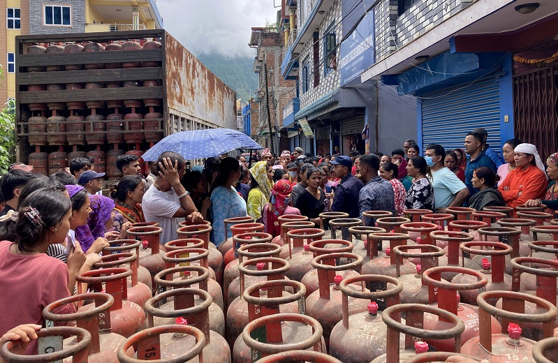 खाना पकाउने ग्यासको अभाव कायमै, १ हप्तामै सहज हुने निगमको दाबी