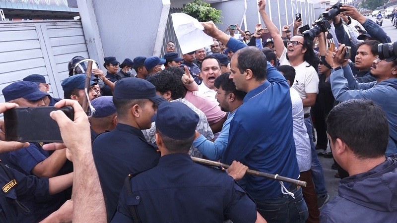 पत्रकार श्रेष्ठ पक्राउको विरोधमा प्रहरी परिसर अगाडि महासङ्घको धर्ना