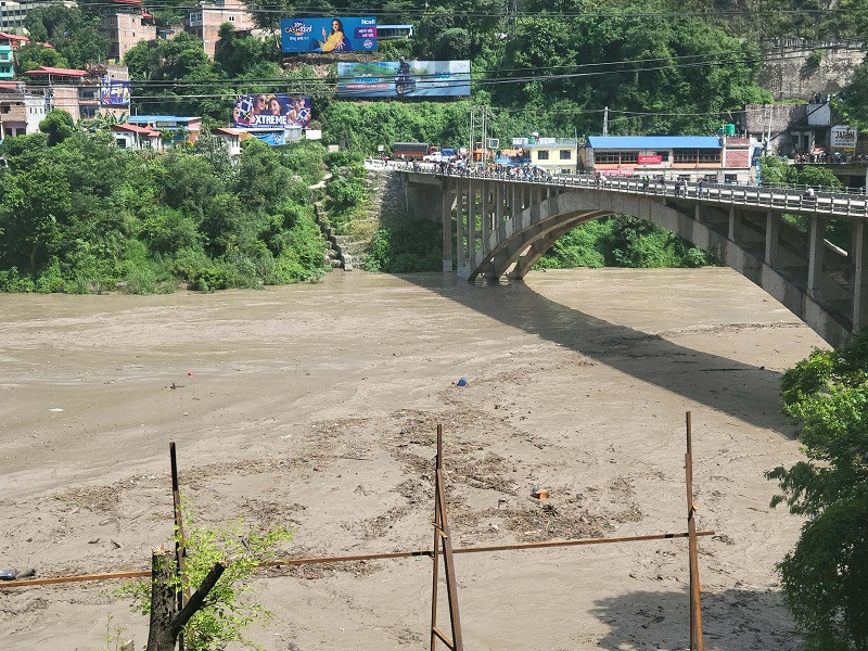रसुवा बाढी : उद्धार गरी काठमाण्डाै ल्याइएका १३ जनाकाे उपचार हुँदै