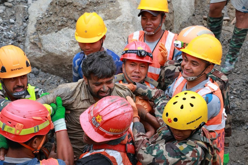 ‘सबैलाई भाग्न भन्दा भन्दै म अड्किएँ’