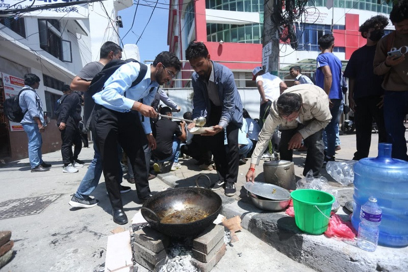 विद्यार्थीले सडकमै दाउरामा पकाएर खाए (तस्वीरहरू)