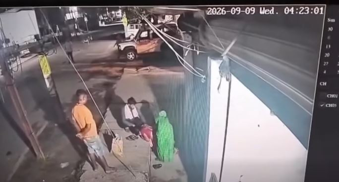 अस्पताल अगाडि सडकपेटीमै बच्चा जन्माउन बाध्य