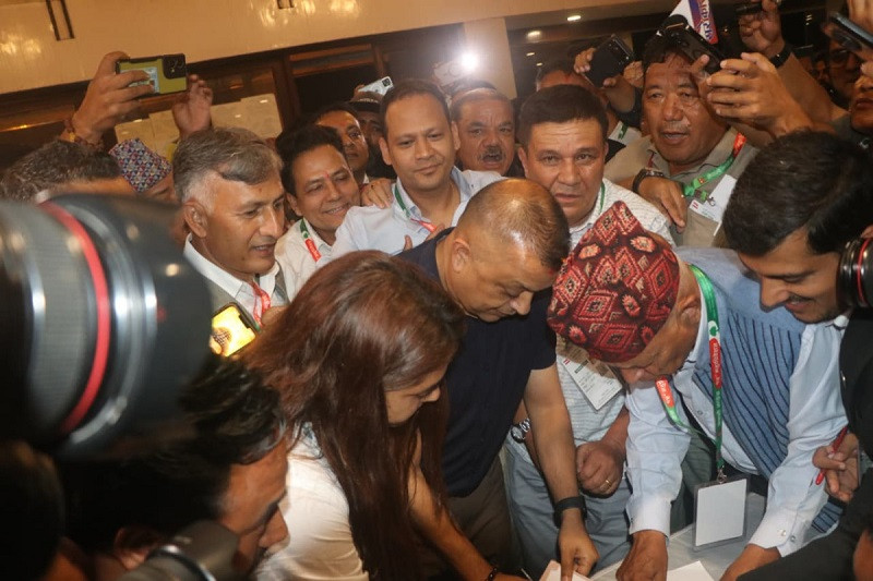 कांग्रेस सभापतिमा गगन थापाकाे उम्मेदवारी