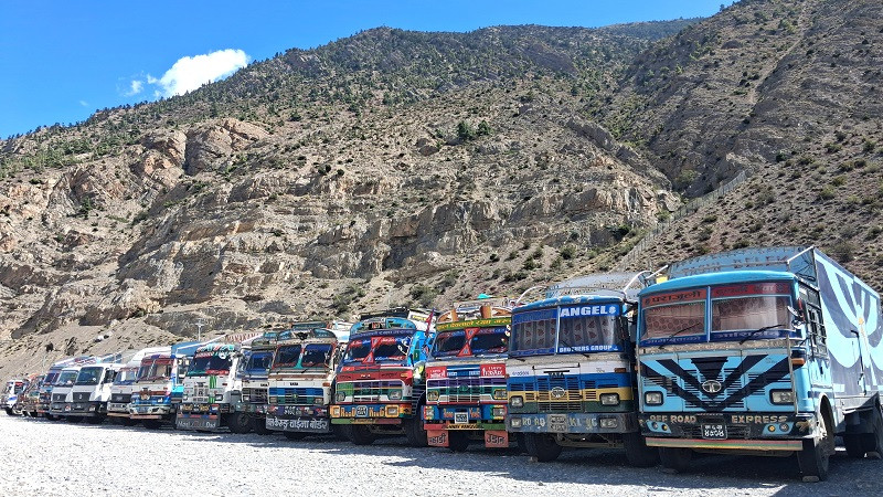 मुस्ताङको लेतेदेखि कोरलासम्म झन्डै ५०० कन्टेनर रोकिए