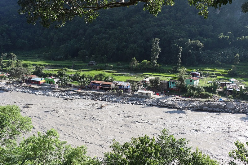 बाढीले घर डुबायो, आनन्दबगरवासीलाई थातथलो छाड्ने चिन्ता