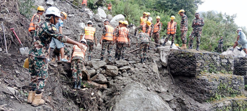 भोटेकोशी बाढी : पाँचौं दिन पनि खोज र उद्धारको काम चल्दै