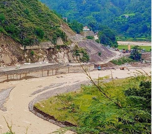 लेदो र गेग्रानले अवरुद्ध बीपी राजमार्ग एकतर्फी सञ्चालन