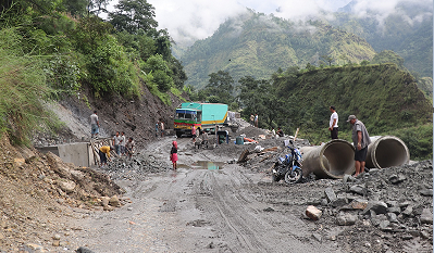 बेनी–जोमसोम सडकका पहिरो प्रभावित क्षेत्रमा स्तरोन्नति तीव्र