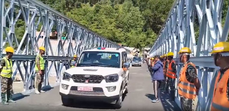 नुवाकोट र रसुवा जोड्ने वेत्रावतीमा बेलिब्रिज जडान : गाडी वारपार हुन थाले