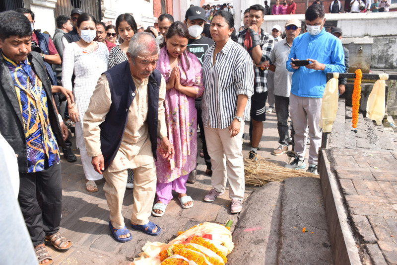 कुशको शव बनाएर पत्रकार थामीको अन्त्येष्टि
