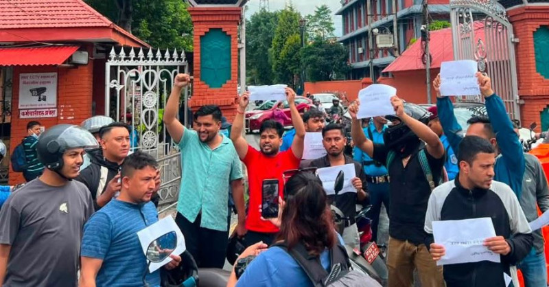 सिंहदरबार अगाडि विद्यार्थीको समूहद्वारा प्रदर्शन