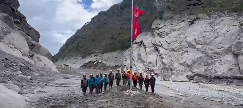 बाढीले बगाएको नेपाल–चीन सीमामा राष्ट्रिय झण्डा फहराइयो
