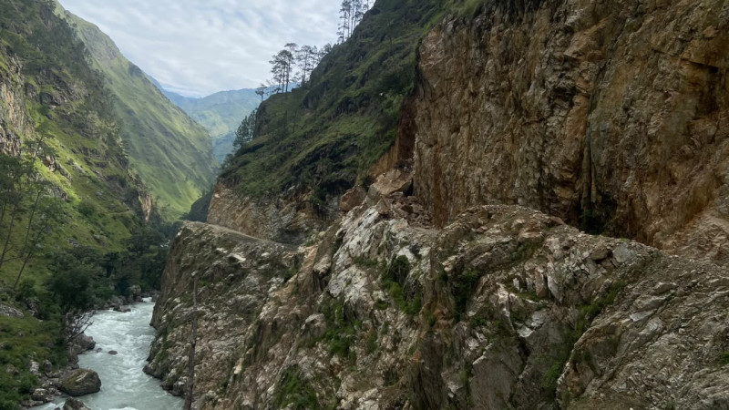 कर्णाली करिडोर अन्तर्गत छारेभीरको पहिरो पन्छाउन सकस