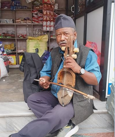 सारङ्गीको धुनसँगै पुर्ख्यौली  पेसा जोगाउँदै यमबहादुर गन्धर्व