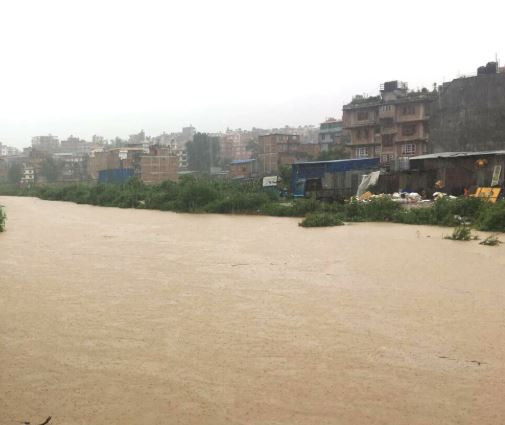 लगातारको वर्षाले नदी तथा खोलामा जल सतह बढ्दो क्रममा