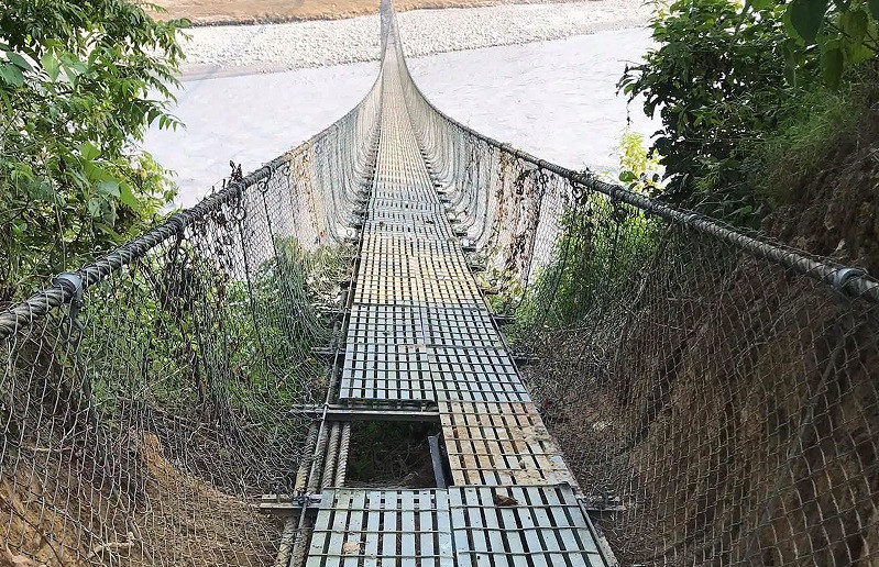 बाढीले झोलुङ्गे पुलमा क्षति गरेपछि आवतजावतमा समस्या