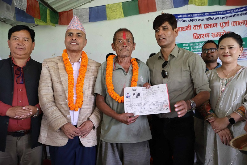 चितवनको इच्छाकामनामा भूमिहीनलाई जग्गाधनी प्रमाणपुर्जा