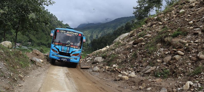 पहिरोले घोराही–थवाङ सहिदमार्ग र साँफे–मार्तडी सडकखण्ड अवरुद्ध