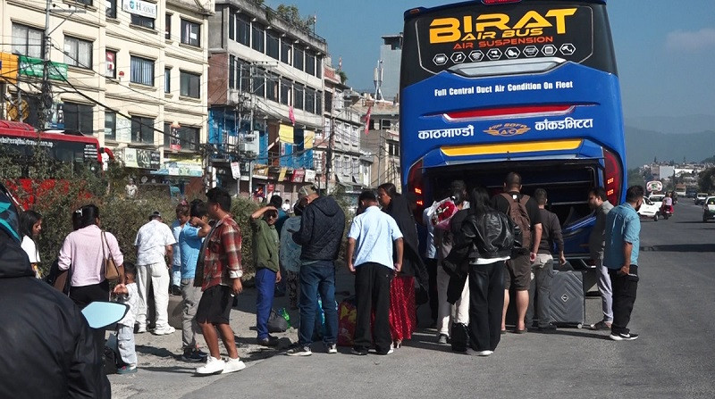 दशैँ मनाएर काठमाण्डौ फर्कनेको संख्या बढेसँगै मुख्य नाकामा चाप