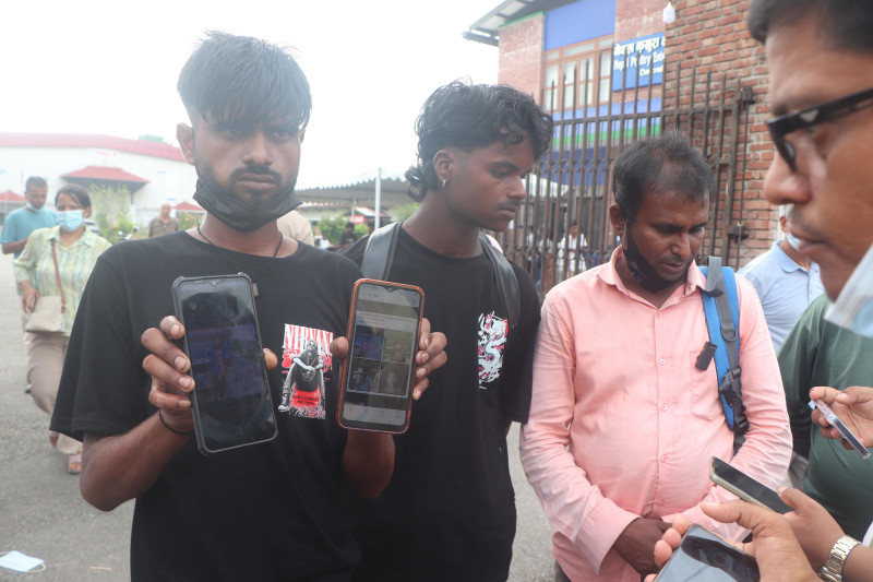 भोटेकोशी बाढीमा बेपत्ता नागरिकका आफन्तकाे भरतपुरमा कारुणिक पर्खाइ