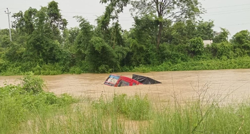 बाढीले हेटौंडामा ट्रक बगायो, चालकले पौडिएर ज्यान जोगाए
