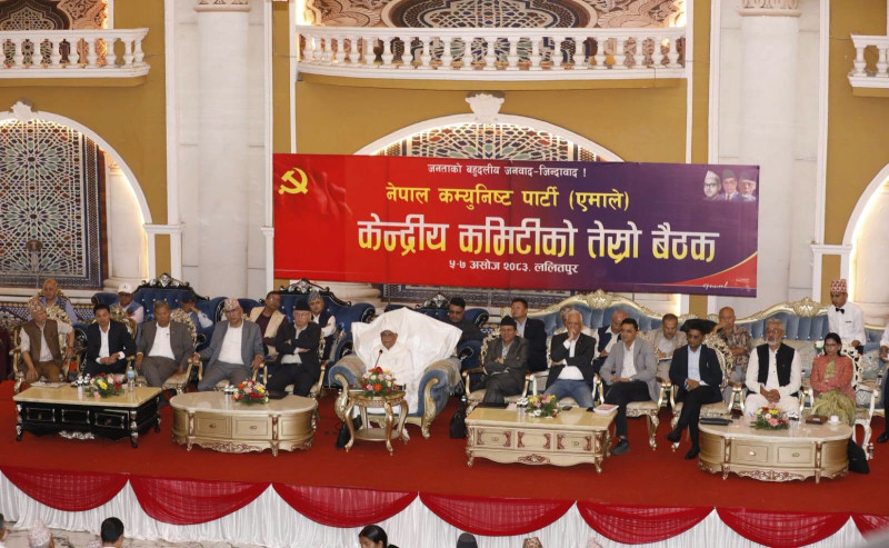 एमाले बैठकमा कार्यदलको प्रतिवेदन पेस गर्न माग, नेतृत्वको कार्यशैलीमाथि प्रश्न