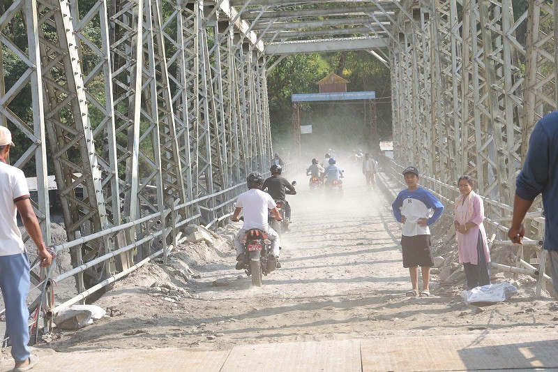 बाढीले बगाएकाे आरुघाट पुलमा बेलिब्रिज जडान
