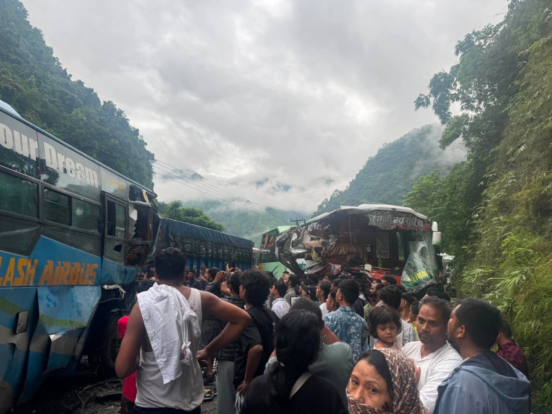 नारायणगढ–मुग्लिन सडकमा दुई वटा बस र ट्रक ठोक्किएपछि अवरुद्ध सडक खुल्यो