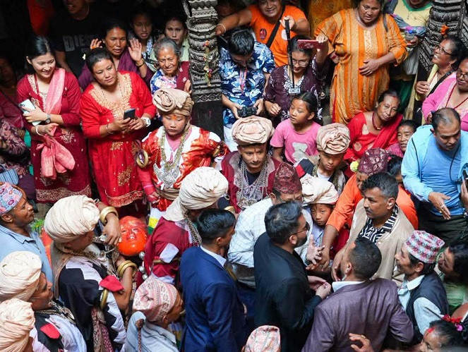 प्रधानमन्त्री शाह भक्तपुरको नवदुर्गा देवगण मन्दिरमा : देवगणले लगाएको मुकुण्डो ब्रम्हायणी लगेर जलाइयो