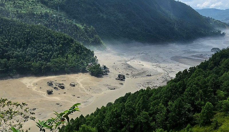 तिब्बतबाट रसुवा हुँदै आएको बाढीले गजुरी पार गर्‍याे