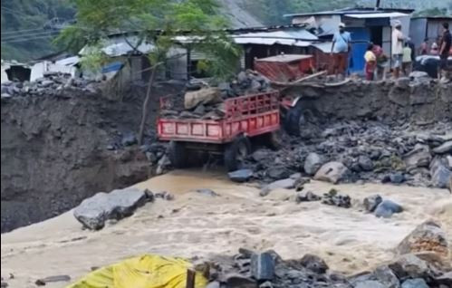 जाजरकोटको बौलाहा खोलामा बाढी : केही घर/पसलमा क्षति, भेरी करिडोर अवरुद्ध