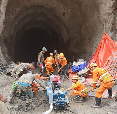 विभिन्न जलविद्युत् आयोजनाको सुरुङमा लेदो पन्छाएर खोजी र उद्धार आज पनि चल्दै