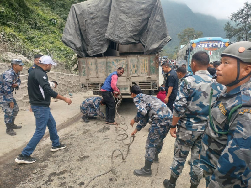 चितवनको कुरिनटारमा तीन वटा गाडी ठोक्किए, ११ जना घाइते