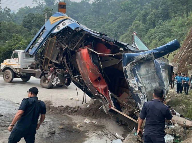 नवलपरासीको दाउन्नेमा बस दुर्घटना : ६ जनाको ज्यान गयो, १० जना घाइते