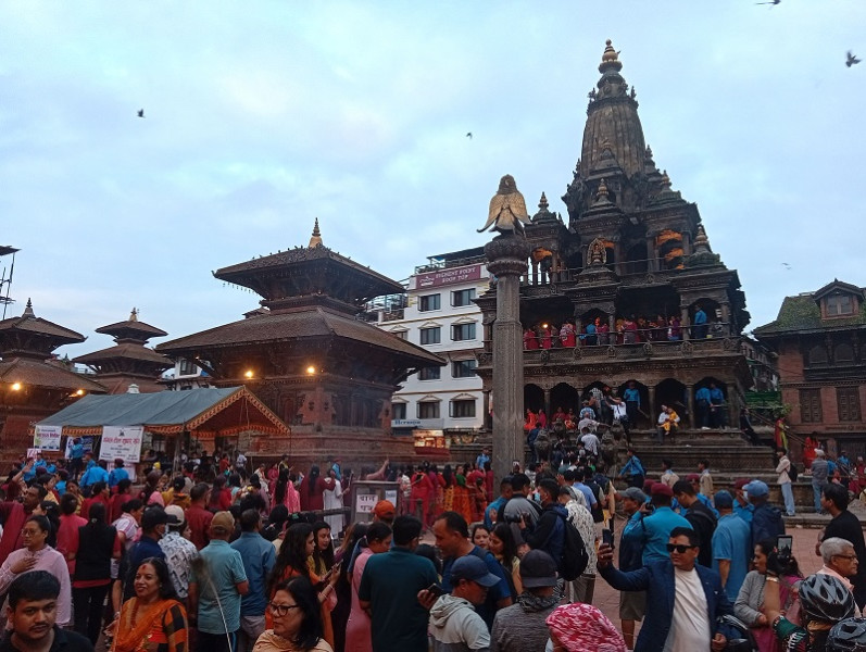 पाटन कृष्ण मन्दिरमा भक्तजनकाे भीड