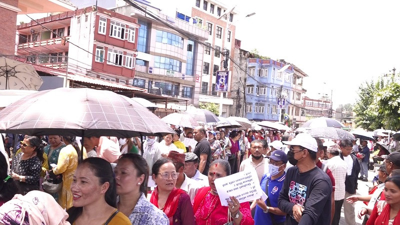 बचत फिर्ता माग्दै काठमाण्डाैमा सहकारी पीडितकाे प्रदर्शन