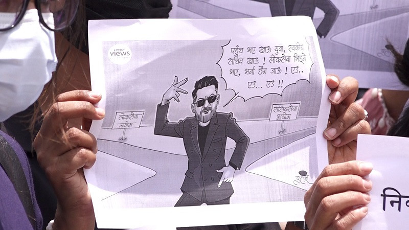 सरकारमाथि विद्यार्थीकाे व्यङ्ग्य : ‘पहुँच भए स्वकीय सचिव खाऊ ! लोकसेवा भिड्ने भए छैन जाऊ !’